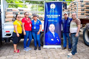 Alcalde entrega material a comunidades