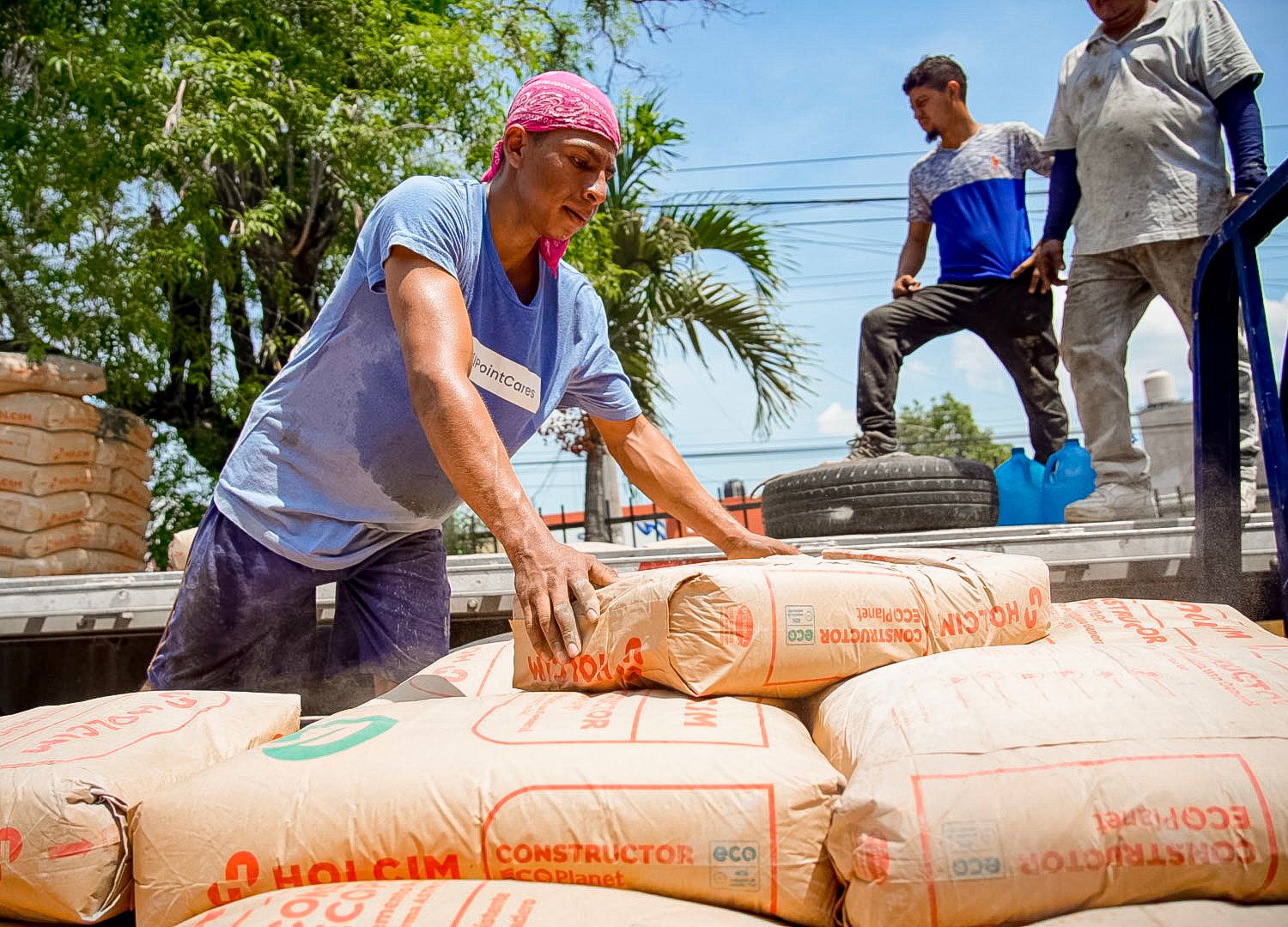 Alcalde entrega materiales de construcción a comunidades